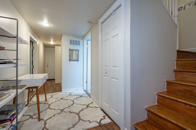Building Photo - 2324 W Medill Ave