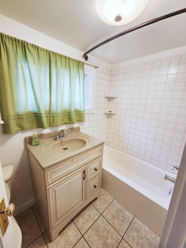 Building Photo - Two Bedroom Single Family Home For Lease