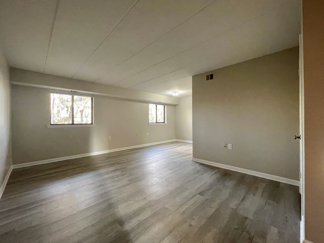 Foto principal - Leesburg Condo: 2 BD / 1 FB new floors/pai...