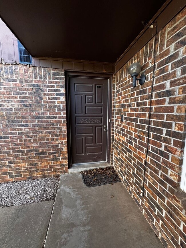 Building Photo - Large 2bedroom 2bathroom CH/A 2 car garage