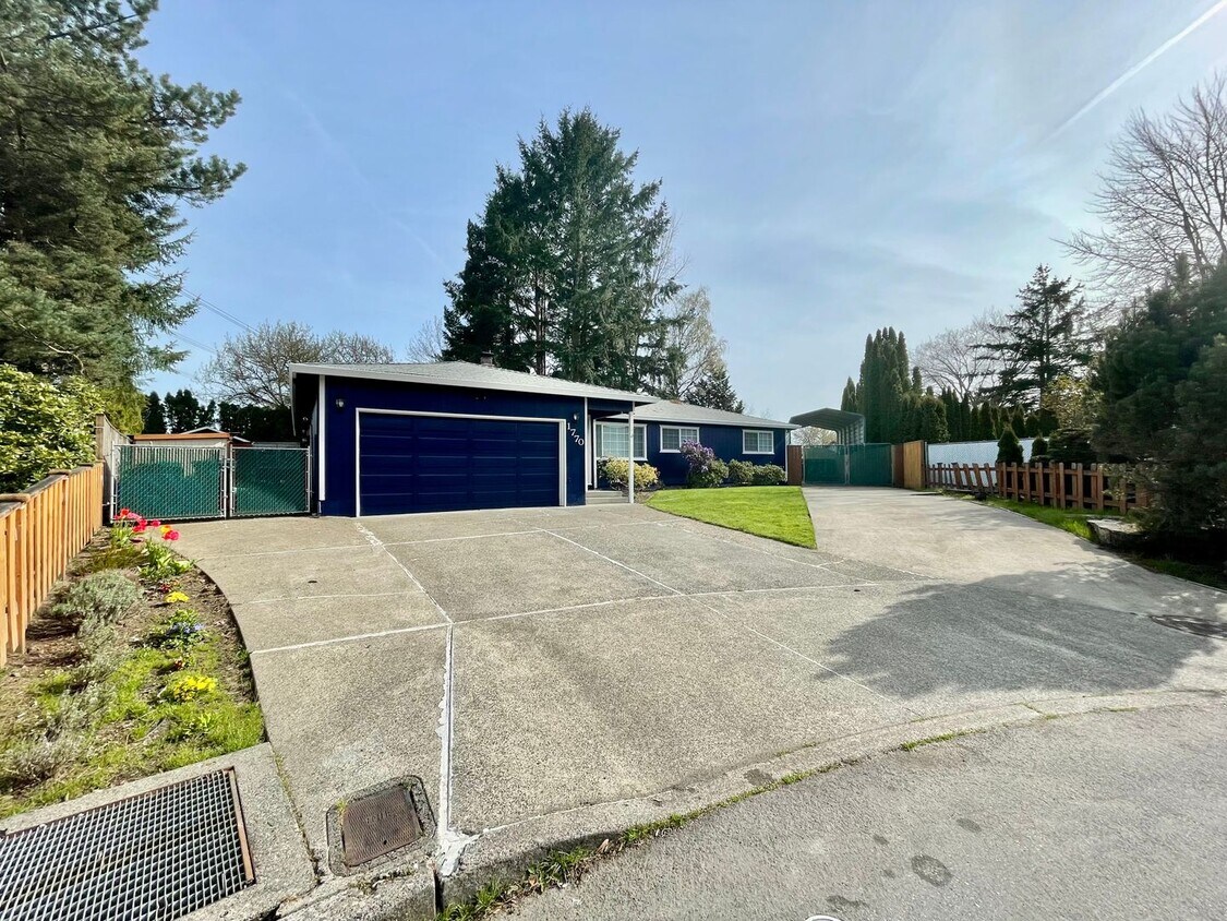 Primary Photo - 3Bd/2Ba Beaverton House with RV Parking an...