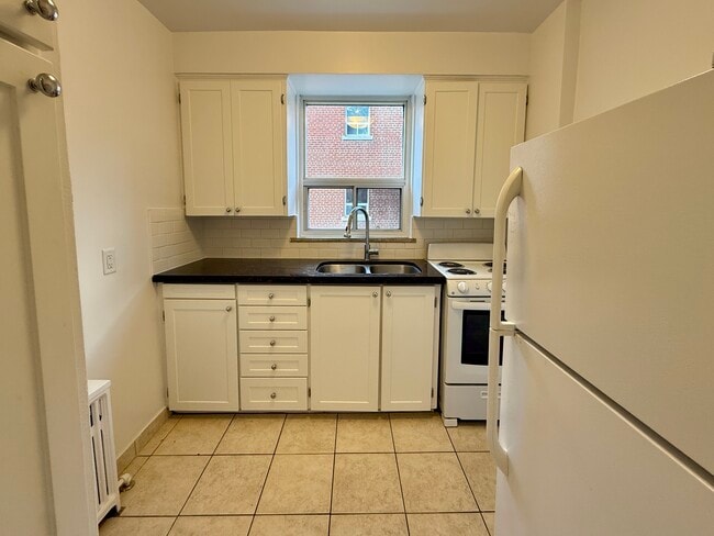 Building Photo - 1295 Bayview Av