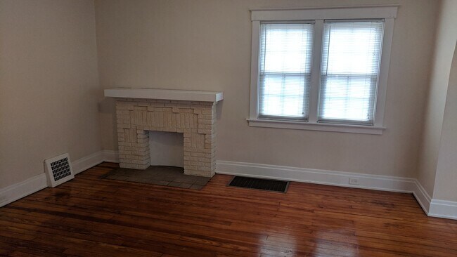 Building Photo - 6117 Gladys Ave