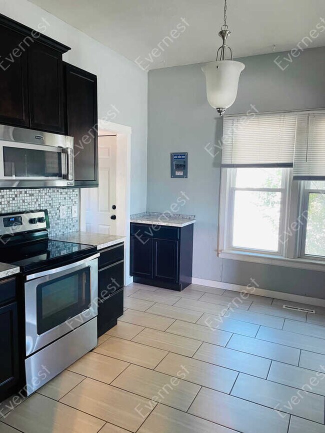 Building Photo - 2-Bed/1-Bath House Charming Home with Fenced Yard/ Available Soon!