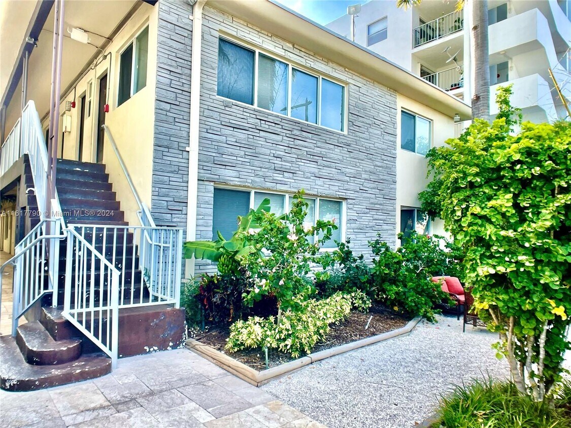 Primary Photo - 1242 Alton Rd
