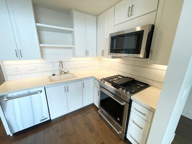 Building Photo - Gorgeous 2 bed/2 bath Loft