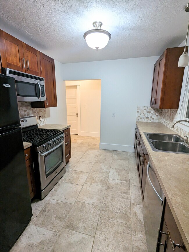 Full Kitchen w/ Gas Stove - 2111 14th Ave S
