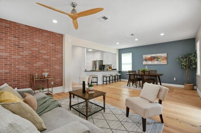 Foto del edificio - 7617 Carver Ave