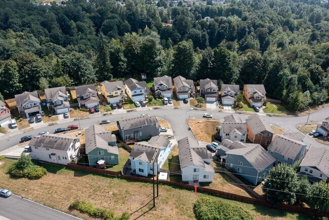 Building Photo - 4 bedroom, 2.5 bath, 2 car garage home in ...
