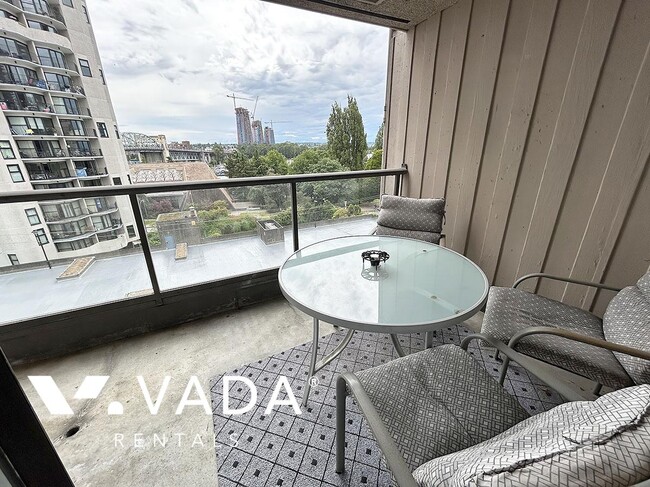 Photo du bâtiment - Californian Furnished Apartment Rental 505...