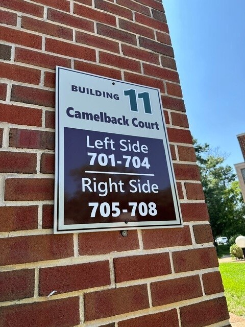 Foto del edificio - 703 Camelback Ct