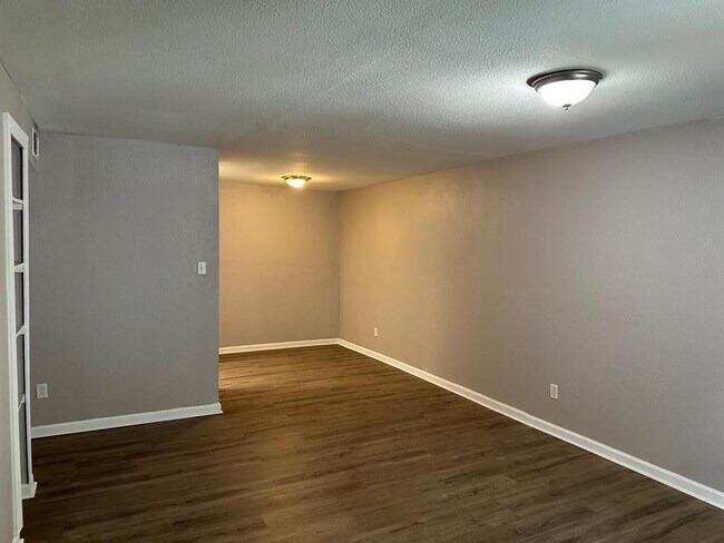 Building Photo - 5625 Antoine Dr