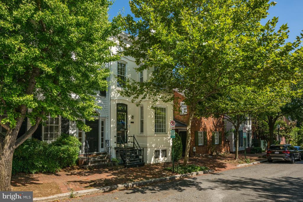 Foto principal - 1423 34th St NW