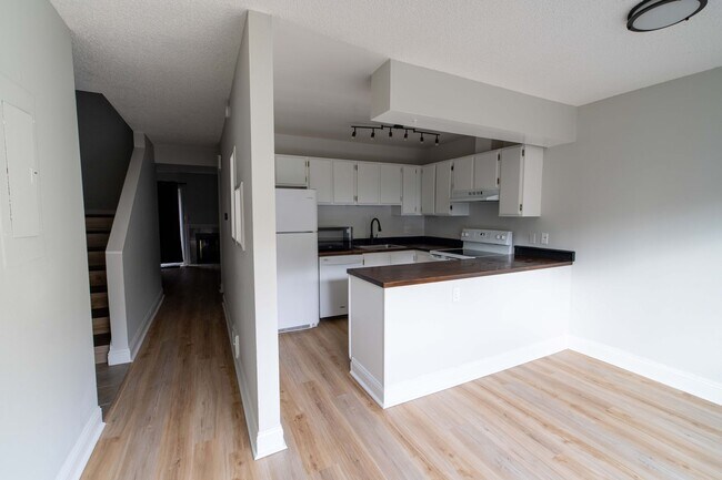 Foto del edificio - Charming 3 Bed 1.5 Bath Townhome in Wood Village!