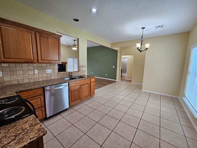 Building Photo - Moore Rental! Available NOW!
