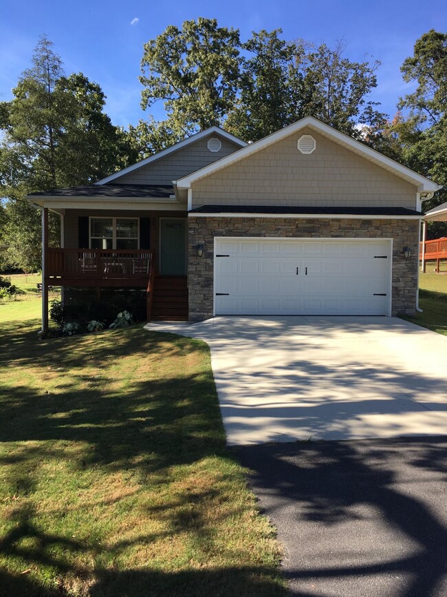 Spacious front yard and driveway - 201 Paris View Dr