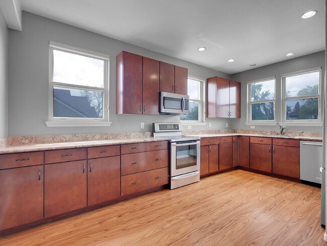 Building Photo - $2,995 - 3 Bed, 3 Bath Townhome in the hea...