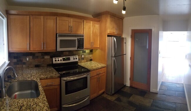 Foto del edificio - Stylishly Updated 2-Bedroom in Oakland