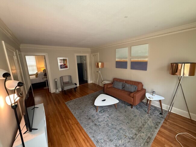 Foto del edificio - 327 Cloverdale Rd