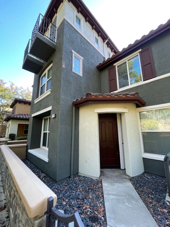 Foto del edificio - Beautiful Three Story Townhome In San Elijo Hills
