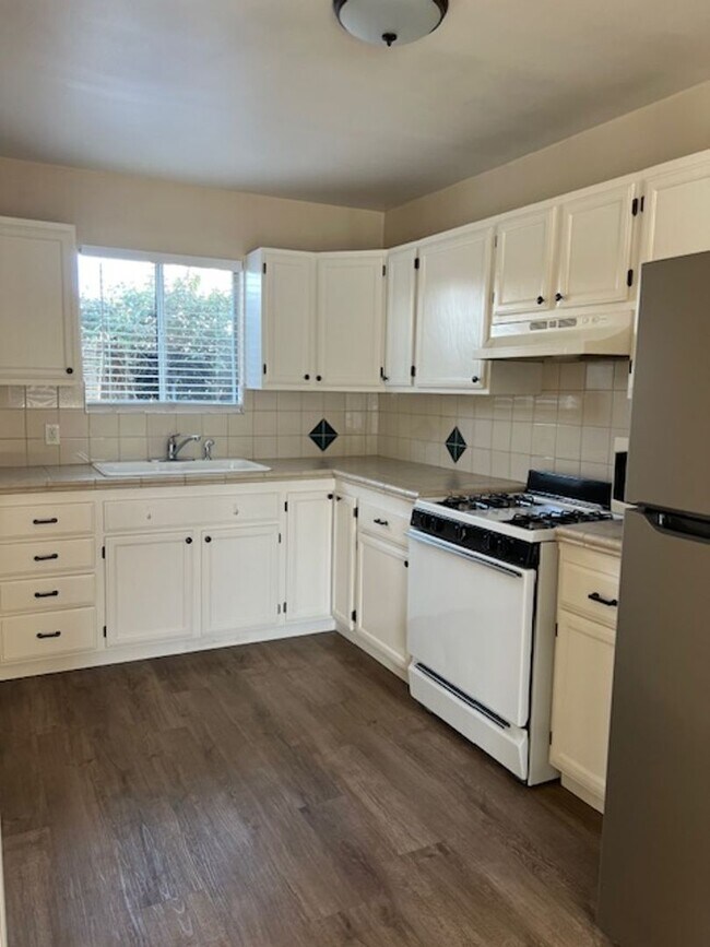 Foto del edificio - 1 Bedroom (Back Unit) of Duplex FOR RENT @...