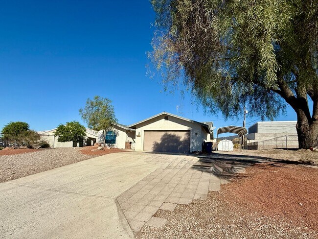 Building Photo - Long term - unfurnished - RV parking - Rec...