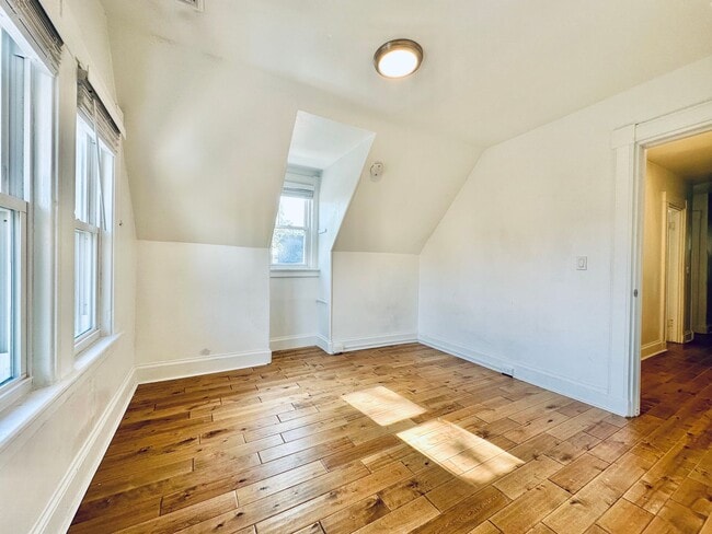 Building Photo - 66 Trumbull St