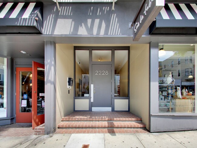Building Photo - Large, Remodeled 1 Br w/ Bay Windows