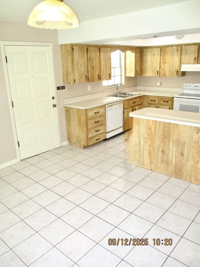 Building Photo - Spacious 2BR/2BA Townhouse – 1,550 Sq. Ft....
