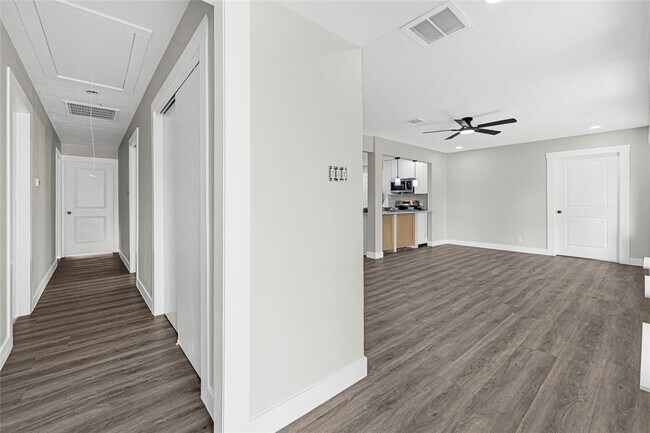 Foto del edificio - 5854 Schevers St