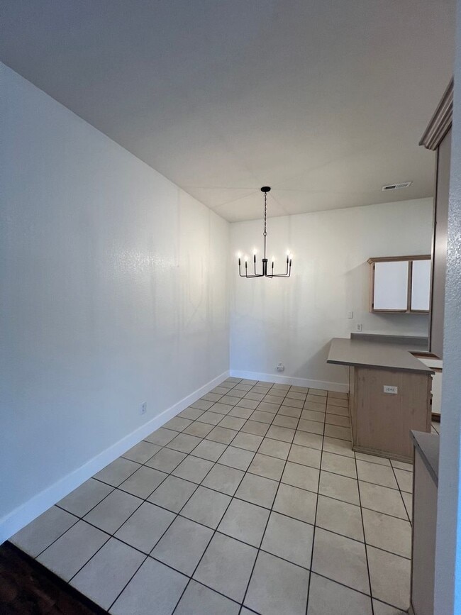 Building Photo - 985 N Daisy Ln