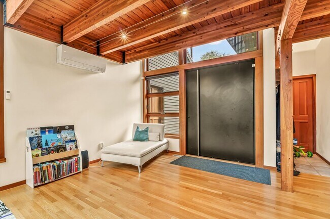 Foto del edificio - Beautiful 3BR 2.5BA Home Backing to Ravenna Park | 2,970 Sq Ft