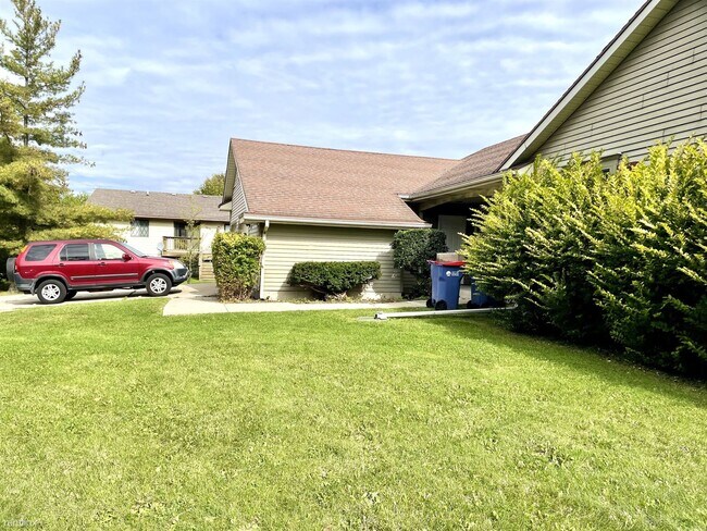 Building Photo - 3 br, 2 bath Duplex - 2126 Breton Rd SE 21...