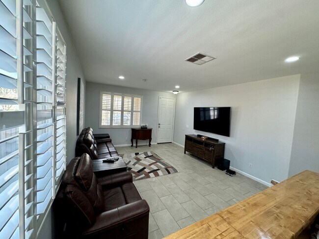 Building Photo - Gorgeous 6 bedroom home
