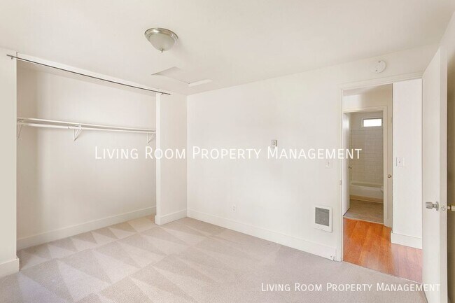 Building Photo - Spacious Mid-Century Duplex Steps from Haw...