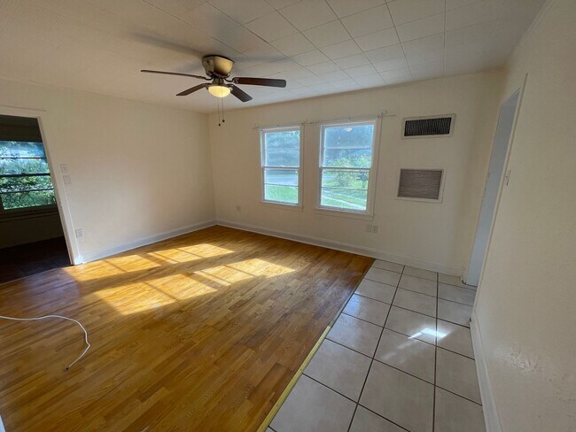 Building Photo - 2 Bed 1 Bath Cottage with Bonus Room & Off...