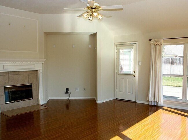 Foto del edificio - 7902 Fall Hollow Dr
