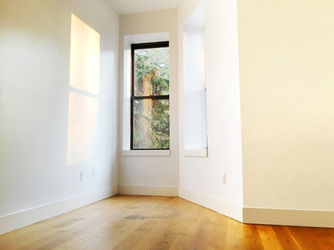 Building Photo - 867 Halsey St