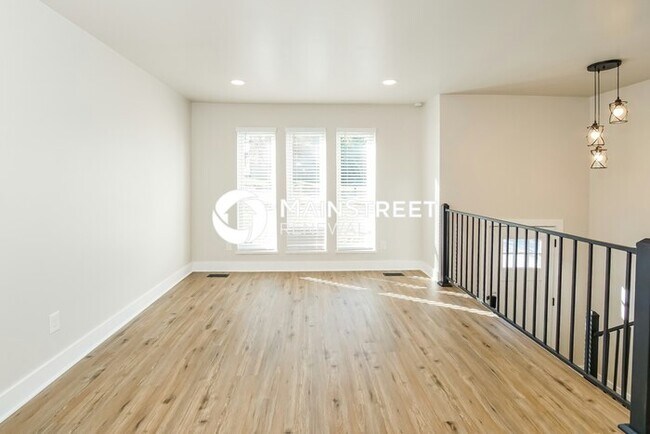 Building Photo - 4 Bedroom Pet-Friendly Home in KNOXVILLE, TN with Main Street Renewal