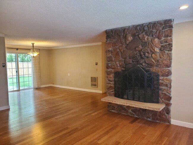 Foto del edificio - Beautiful Ranch Style Home! Hardwood Floor...