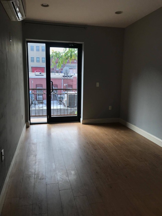 Building Photo - 40 W 126th St