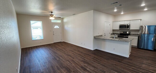 Foto del edificio - Act fast!  Don't let this opportunity slip by. Contact us today to schedule your showing!