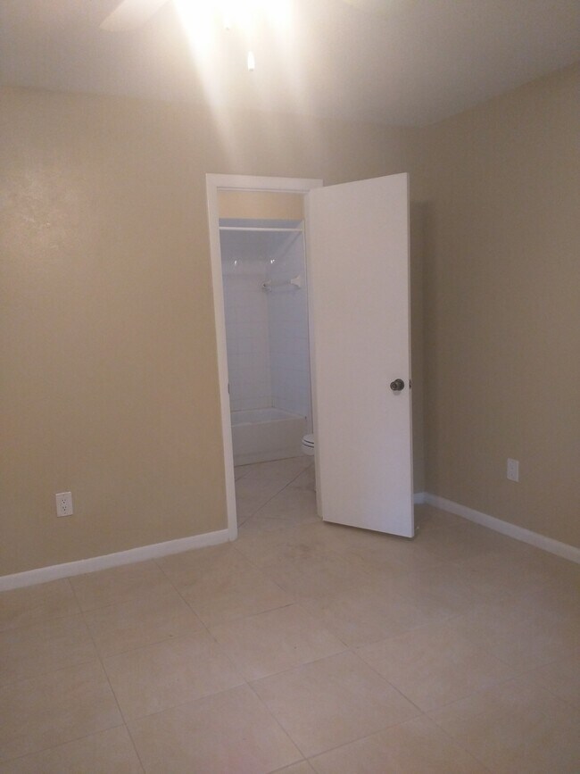 Building Photo - 3346 Camelot Dr