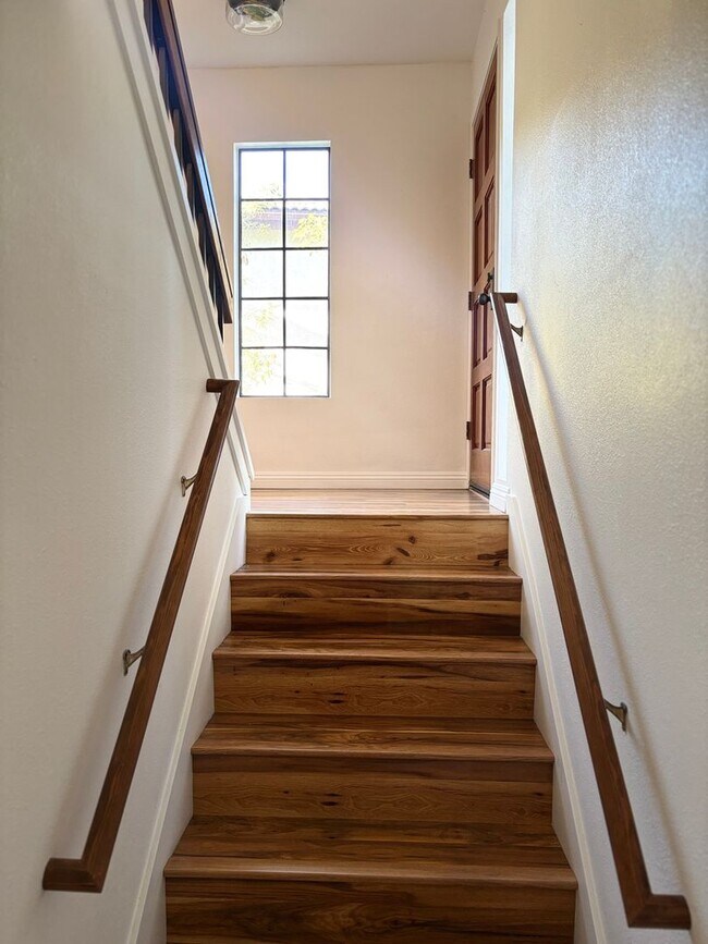 Foto del edificio - Spacious 3 bedrooms 3 full baths home in C...