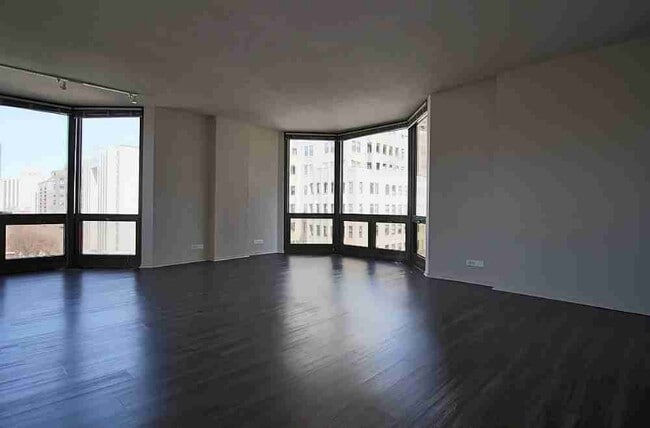 Photo - 1138 N Dearborn Pkwy Apartment