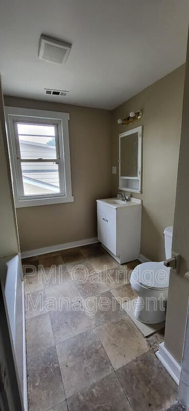 Building Photo - 906 1/2 Race Dr
