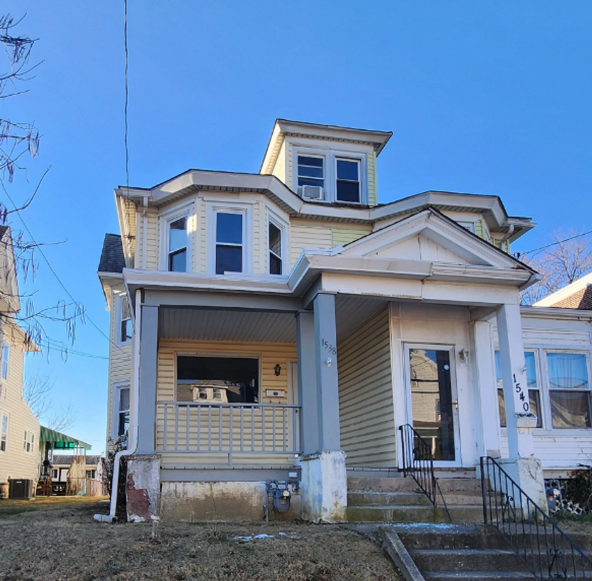 Primary Photo - Large twin home with stainless appliances,...