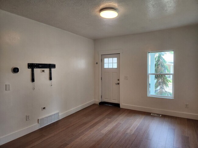 Foto del edificio - 2 BD. 1 Full Bath Cottage Style Home