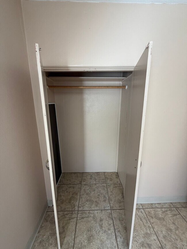 Foto del edificio - Spacious 1 bedroom, 1 bath Apartment with Tile Throughout!