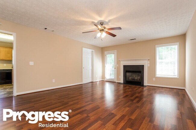 Building Photo - 680 Castlebrooke Dr SE